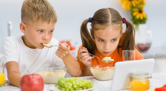 Un enfant sur trois mange devant un écran !