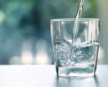 Eau minérale, de source ou du robinet, comment choisir ?