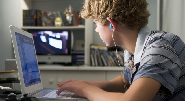 Le chiffre du jour : la télé dans la chambre d'un ado, c'est 30 minutes de sommeil en moins