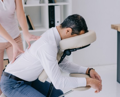 Soulager les douleurs articulaires grâce au massage et à la relaxation