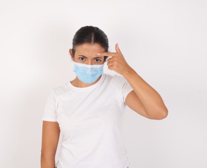 Covid-19 : comment prendre soin de sa peau lorsqu’on porte un masque ?
