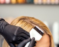 Quelles sont les caractéristiques d'une coloration naturelle pour cheveux ?