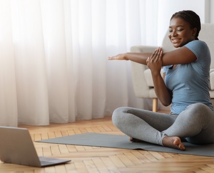 Santé : 9 exercices à faire à la maison pour soulager les tensions musculaires