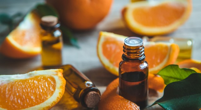 Piqûres de moustique, coups de soleil... Découvrez les 8 huiles essentielles indispensables de l’été