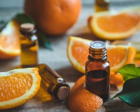 Piqûres de moustique, coups de soleil... Découvrez les 8 huiles essentielles indispensables de l’été