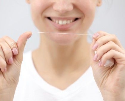 Quels sont les gestes simples pour éviter un déchaussement des dents ?