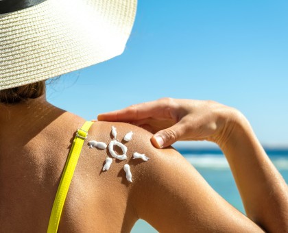 Crèmes solaires, anatomie de leur impact écologique et des alternatives durables