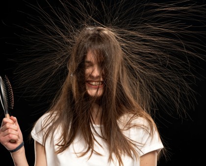 Cheveux électriques : pourquoi et comment lutter contre ce problème ?