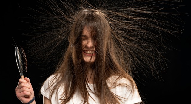 Cheveux électriques : pourquoi et comment lutter contre ?