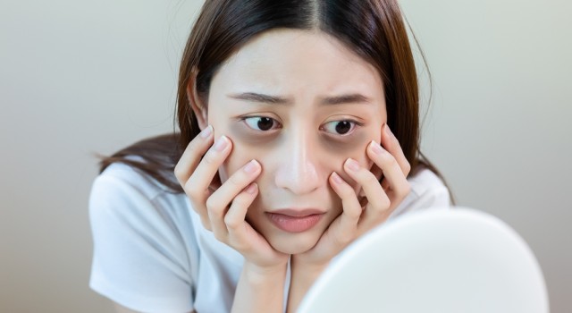 Comment éviter les cernes et les poches sous les yeux en hiver