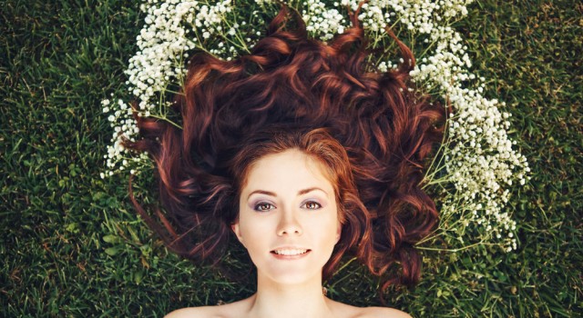 Astuce beauté : Comment garder des cheveux brillants malgré l'humidité hivernale