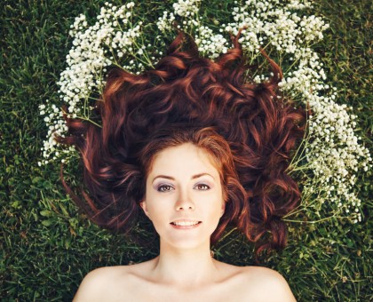 Astuce beauté : Comment garder des cheveux brillants malgré l'humidité hivernale