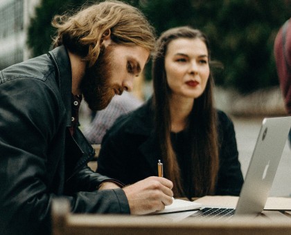Est-il facile de rencontrer de nouvelles personnes sur Internet aujourd'hui ?
