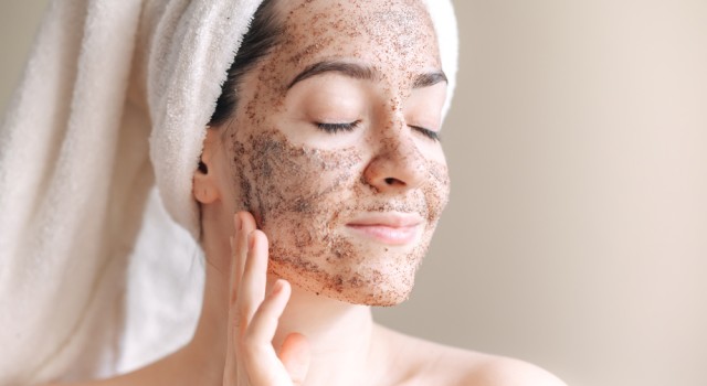 Comment faire un gommage maison pour le visage ?