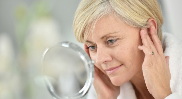 Prendre soin de sa peau mature : solutions naturelles à adopter