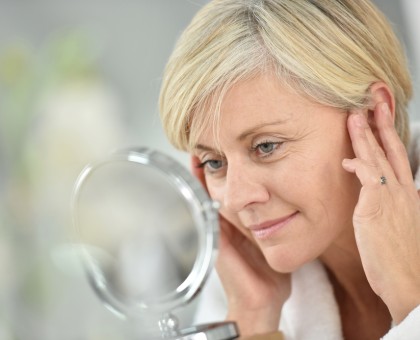 Comment prendre soin de sa peau mature naturellement ?