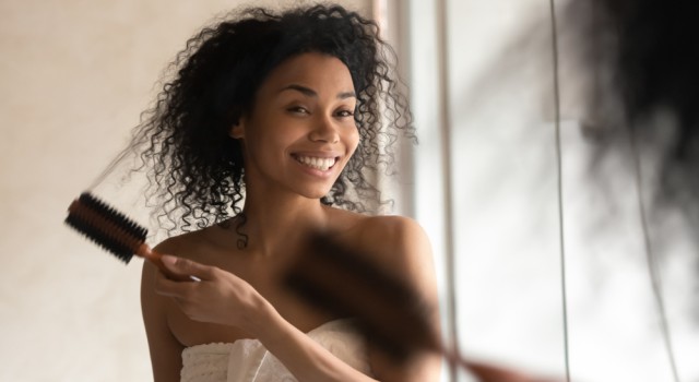 Comment prendre soin de ses cheveux bouclés naturellement ?