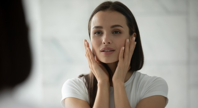 Comment prendre soin de sa peau grasse naturellement ?