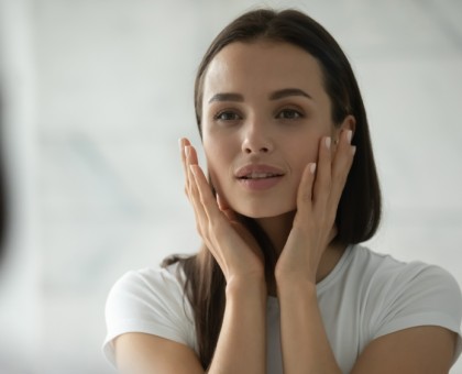 Comment prendre soin de sa peau grasse naturellement ?