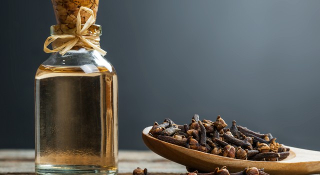Les bienfaits de l'huile essentielle de clou de girofle pour les dents