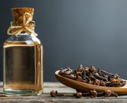 Les bienfaits de l'huile essentielle de clou de girofle pour les dents