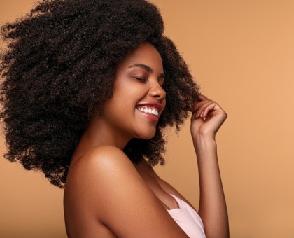 Comment prendre soin de ses cheveux afro naturellement ?