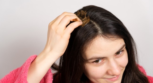 Comment faire un gommage maison pour le cuir chevelu ?