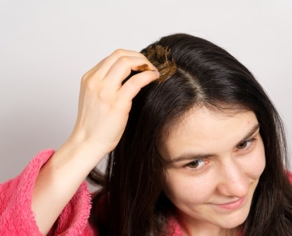 Comment faire un gommage maison pour le cuir chevelu ?