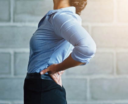 Comment prévenir les maux de dos avec des gestes simples au quotidien