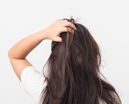 Pellicule grasses : causes et traitements adaptés