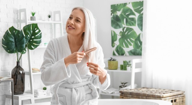 Comment prendre soin de ses cheveux blancs naturellement ?