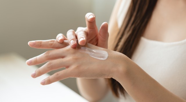 Comment prévenir le vieillissement cutané grâce à des soins naturels ?