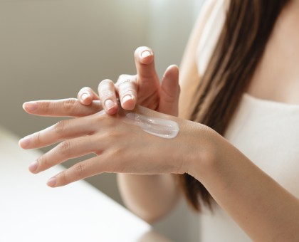 Comment prévenir le vieillissement cutané grâce à des soins naturels ?