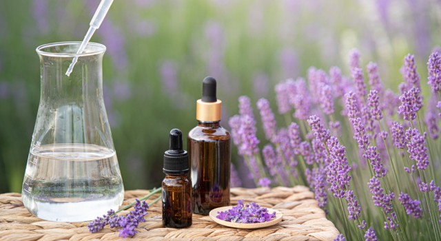 Hydrolats : comment bien les choisir selon votre type de peau ?