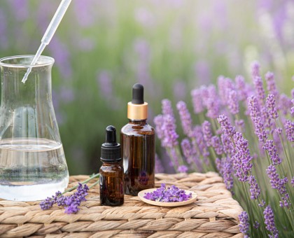 Hydrolats : comment bien les choisir selon votre type de peau ?