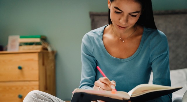 Libérer les tensions émotionnelles grâce à l’écriture intuitive