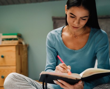 Libérer les tensions émotionnelles grâce à l’écriture intuitive