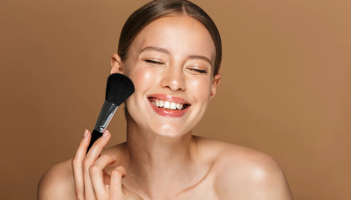 Maquillage : les astuces pour un teint naturel et lumineux