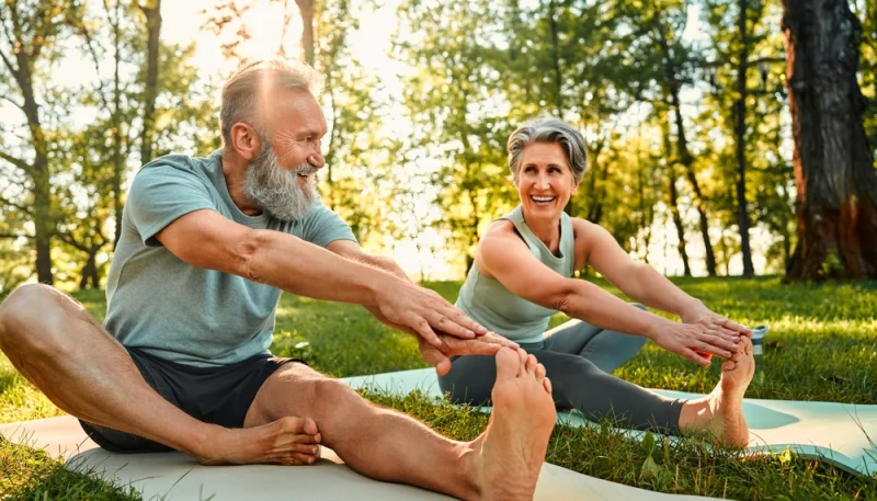 Bien vieillir naturellement : habitudes essentielles pour rester en forme