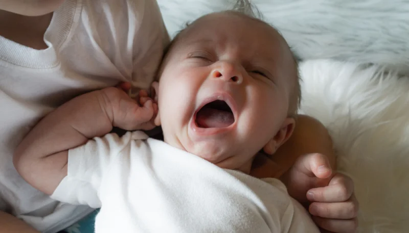 Pleurer chez bébé : comprendre et apaiser