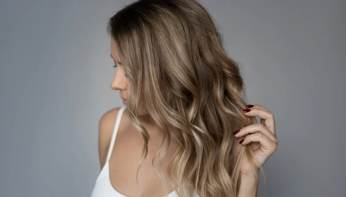 Cheveux brillants : astuces naturelles qui fonctionnent