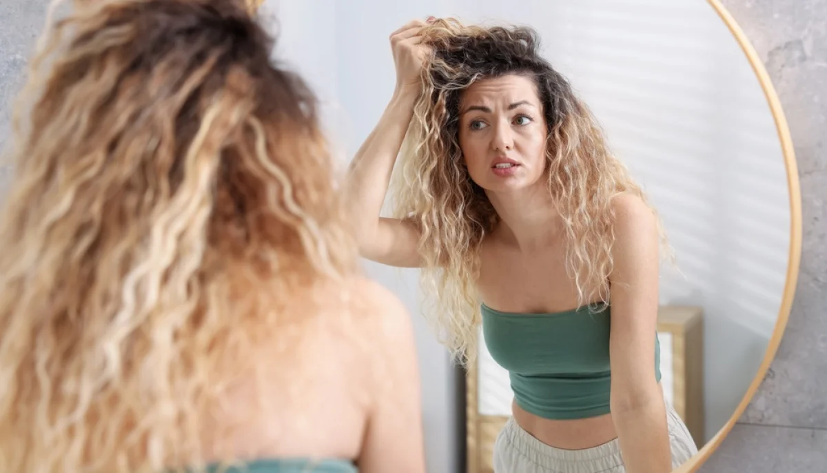 Cheveux secs : solutions naturelles pour les réparer