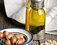 Amande douce, calophylle, argan, jojoba, rose musquée… Comment choisir ses huiles végétales ?