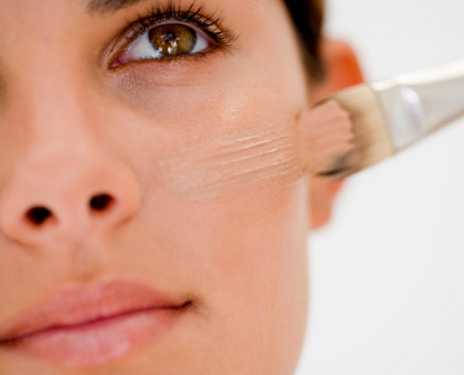 Pour un meilleur teint, nettoyez vos pinceaux de maquillage