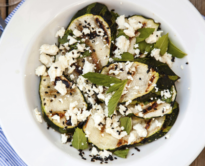 Roulades de courgettes au chèvre et aux olives