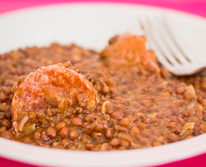 Saucisse de Morteau et lentilles corail aux tomates confites