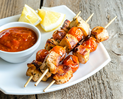 Filets de poulet grillé, sauce yaourt épicée