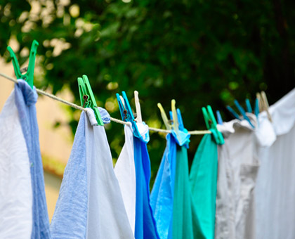 Astuces naturelles pour préserver la couleur de vos vêtements