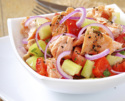 Salade colorée au saumon