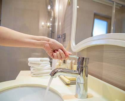 Comment déboucher un évier, un lavabo ou une baignoire ?